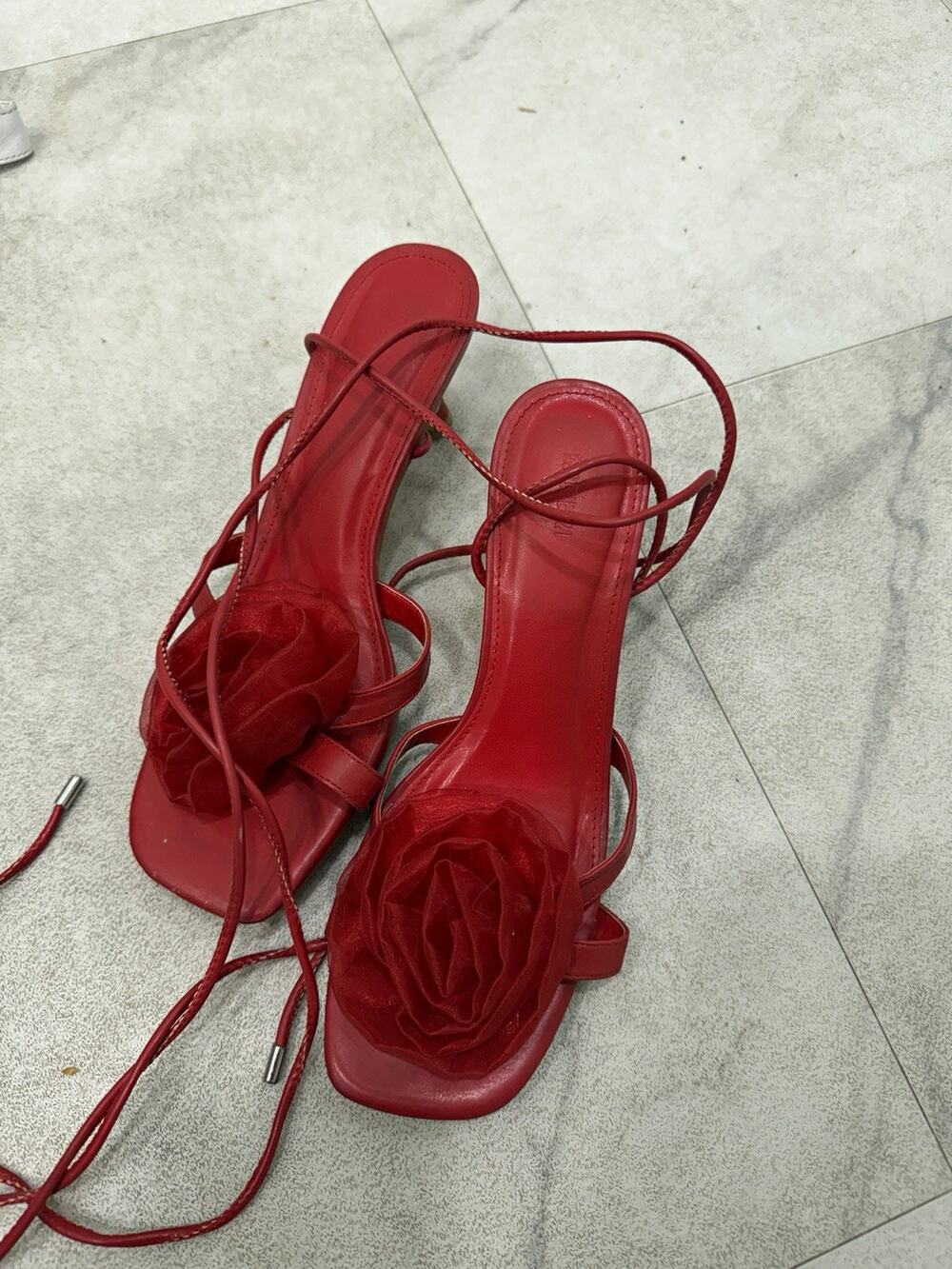 TOMMY21 Women’s Red Strappy Lace-Up Ankle Strap Sandals Flower Accent 8